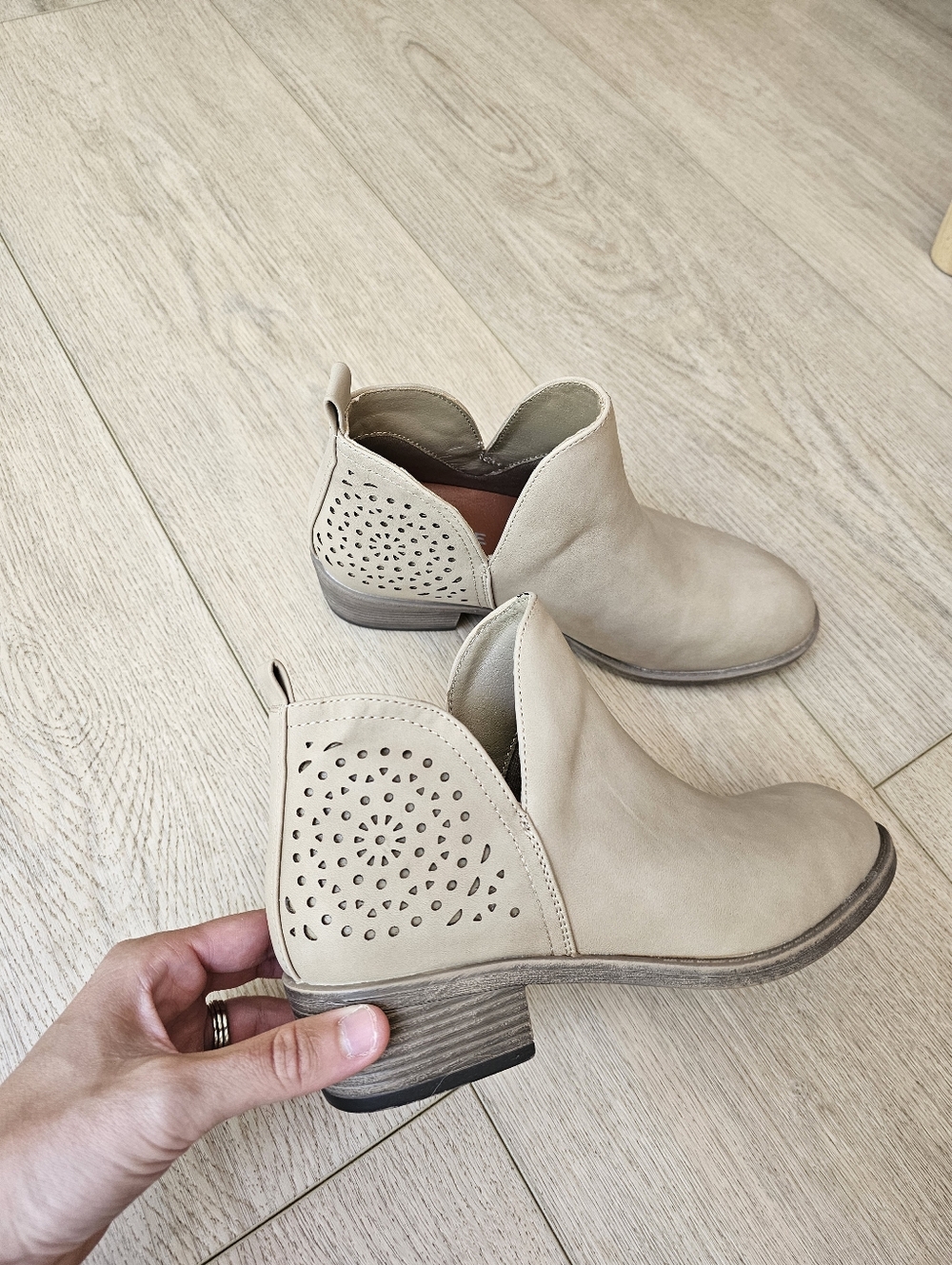 Vepose Perforated Light Tan Chunky Cutout Ankle Slip On Booties - Picture 3 of 9